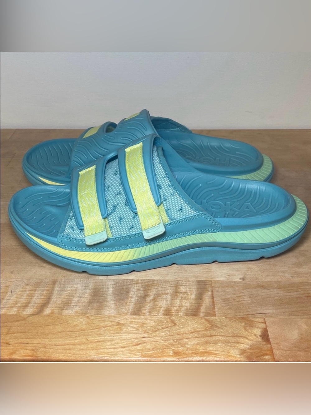 Hoka Ora Luxe unisex recovery slide in Ocean Mist/Citrus Glow women’s size 11